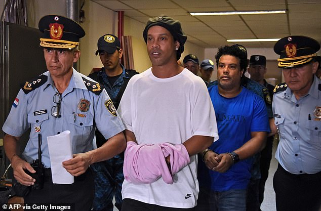 Ronaldinho, Ronaldinho bị bắt, Ronaldinho đi tù, Barca, Brazil