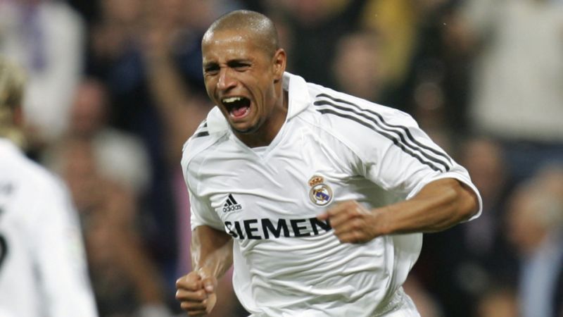 VIDEO: Roberto Carlos đá phạt 'nã đại bác' tung lưới Barca