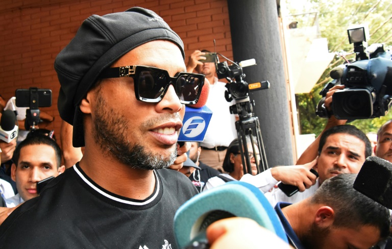 Ronaldinho, Barca, Brazil, Ronaldinho bị bắt, Ronaldinho đi tù, Paraguay
