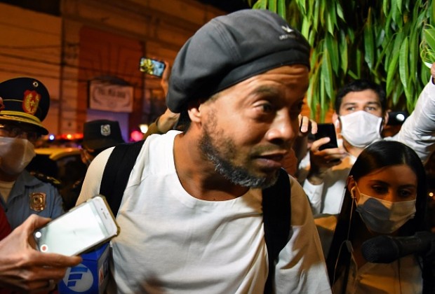 Ronaldinho, Ronaldinho bị bắt, Ronaldinho đi tù, hộ chiếu giả, Barca, Brazil