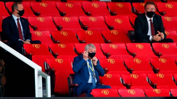 Sir Alex Ferguson đeo khẩu trang theo dõi MU thi đấu | Ngoại hạng Anh
