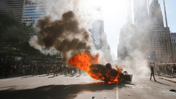 Người biểu tình đốt phá xe ô tô và gây bạo loạn tại Mỹ.