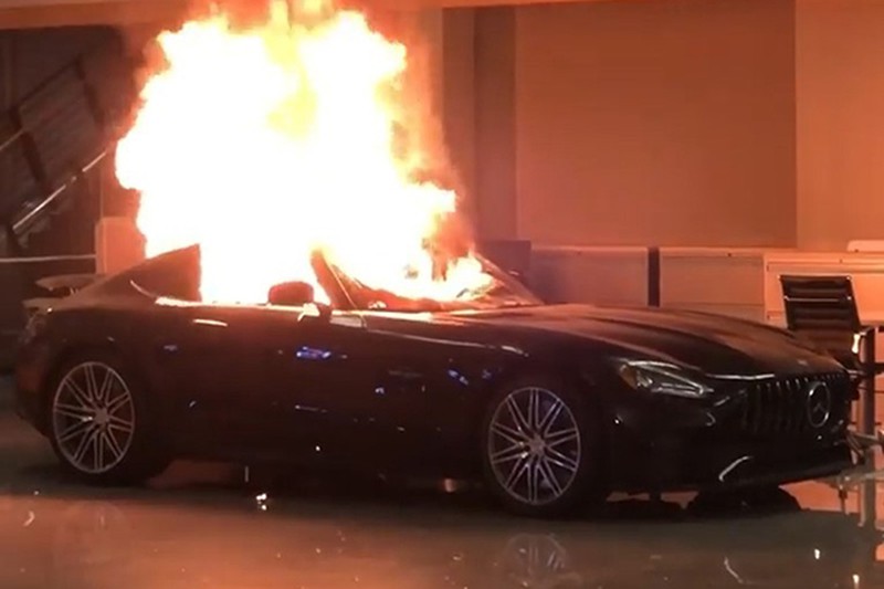 Một chiếc xe Mercedes AMG AT bị đốt tại showroom Mercedes-Benz.