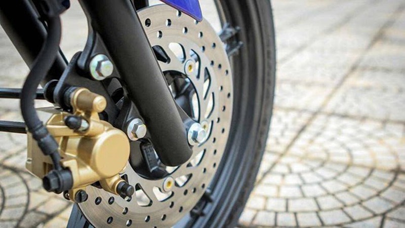 Các lỗ nhỏ trên phanh đĩa xe máy giúp cân bằng áp suất, tăng độ bám và hiệu quả phanh.