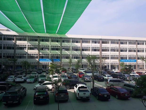 Sân trường THPT Lục Nam - Bắc Giang chật kía xe ô tô.