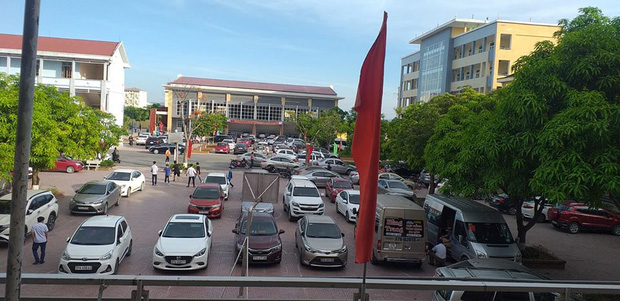 Hình ảnh xe ô tô đỗ kía sân trường THPT Lục Nam - Bắc Giang.