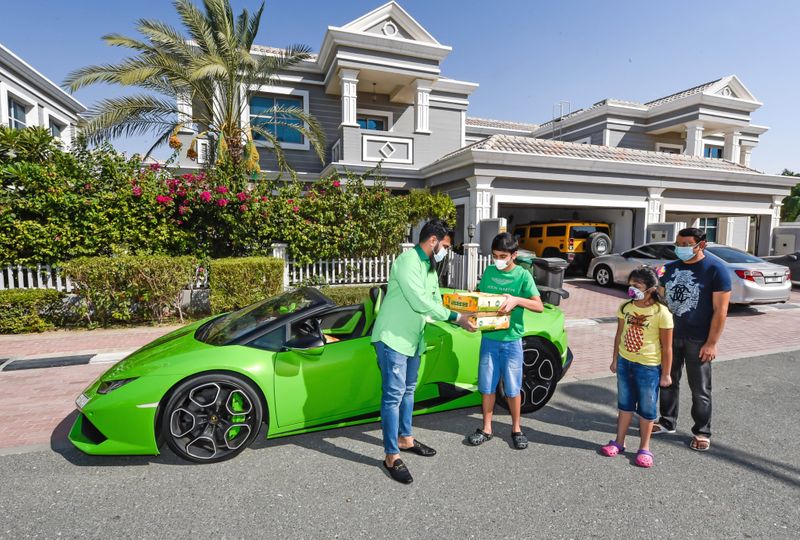 Anh chàng shiper lái siêu xe Lamborghini Huracan đi giao xoài cho khách