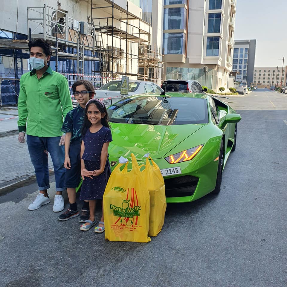 Một chuyến đi ngắn trên siêu xe Lamborghini cơ bản sẽ mang lại niềm vui dành cho những đứa trẻ đang bị cách ly tại nhà vì corona