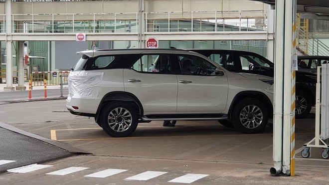 Hình ảnh ngoại thất chiếc Toyota Fortuner 2021 tiêu chuẩn vừa về Việt Nam