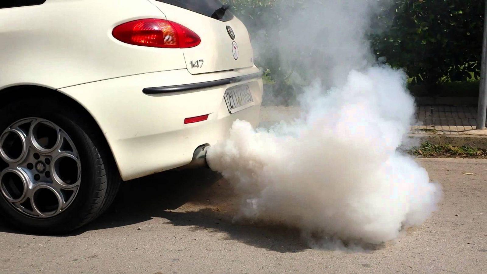 Xe nhả nhiều khói khi chạy và có mùi thường liên quan đến động cơ của xe