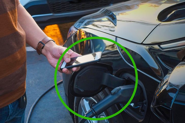 Có thể kiểm tra lượng nhiên liệu và số km đi được bằng một số ứng dụng thông minh trên điện thoại