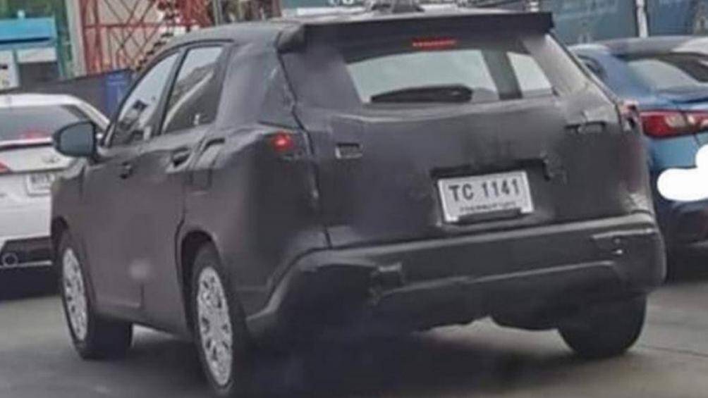 Hình ảnh Toyota Corolla Altis Cross rò rỉ khi chạy thử