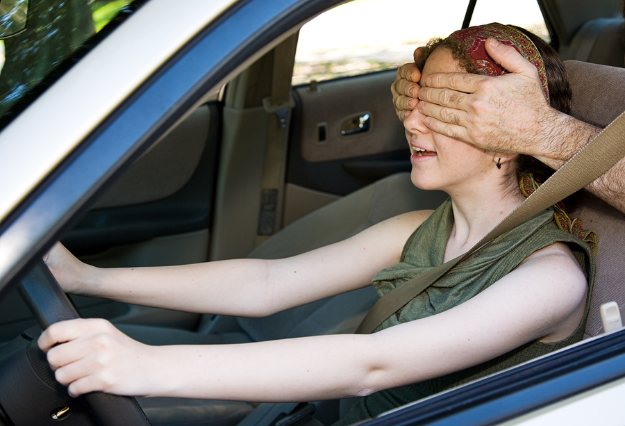 Lái xe khi bị bịt mắt là bất hợp pháp tại Alabama