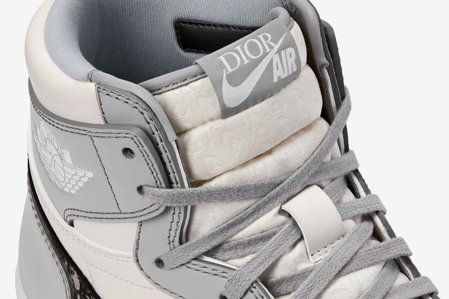 Dior Men trình làng phiên bản giới hạn Air Jordan 1 High OG Dior Sneaker