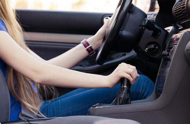 5 thói quen gây hại cho phanh ô tô, phanh ô tô, phanh tay, girl on car