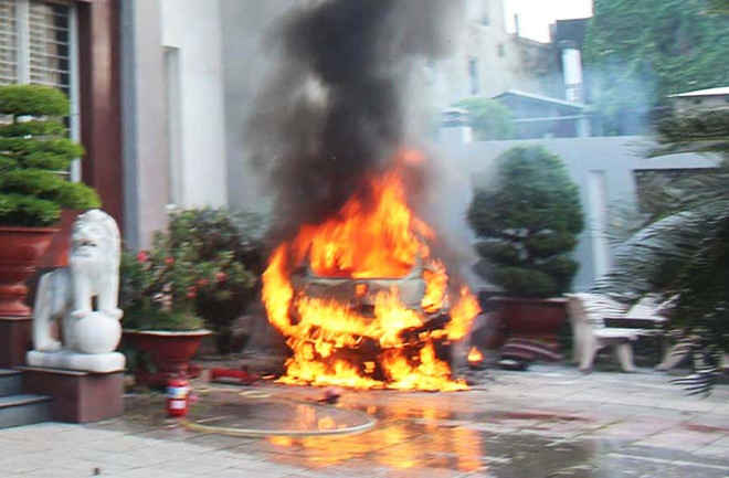 Ô tô đang đỗ bùng cháy dữ dội trước cửa khách sạn