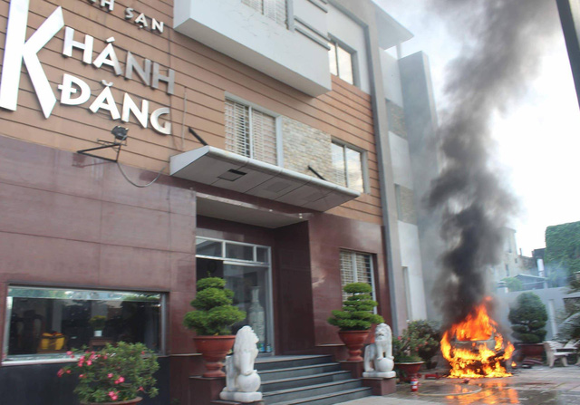 Ô tô đang đỗ bùng cháy dữ dội trước cửa khách sạn