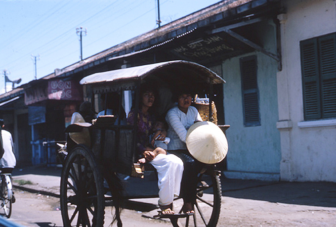 Giao thông Sài Gòn năm 1965, bộ ảnh của Lawrence V. Smith