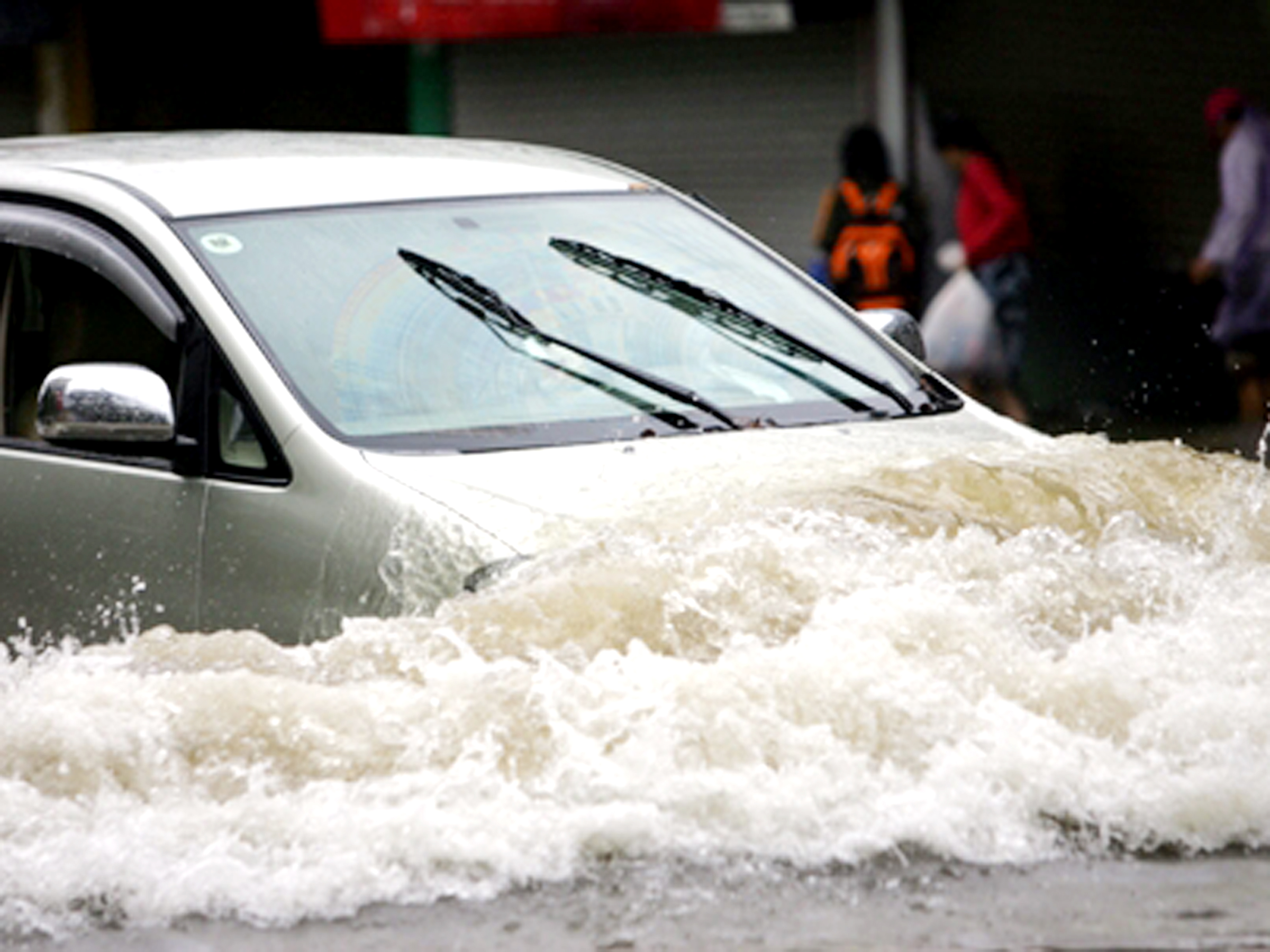 Cách xử lý khi ô tô, xe máy bị ngập nước