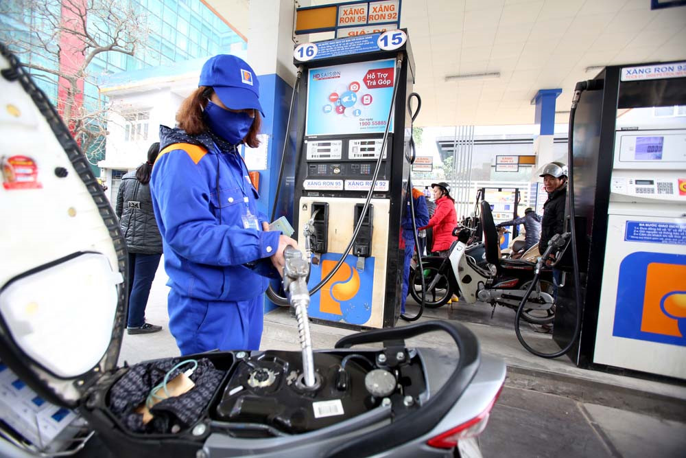 Giá xăng giảm 300 đồng/lít từ ngày 31/08, giá xăng, giá xăng giảm, giá xăng dầu