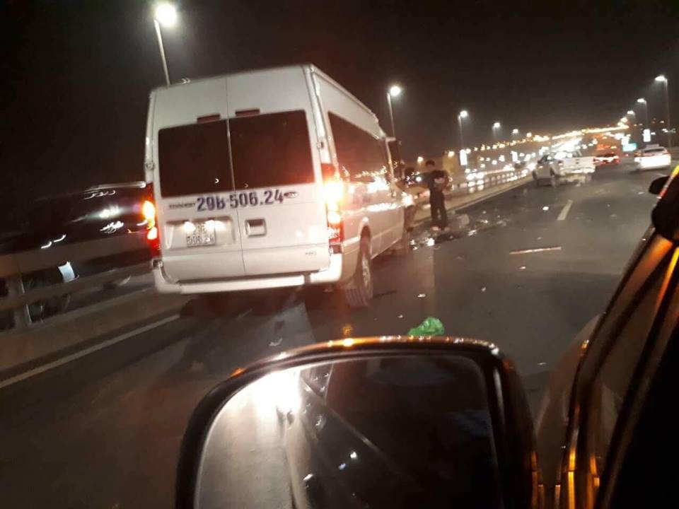 Nổ lốp trên cầu Nhật Tân, tài xế bị tông tử vong, dừng xe trên cao tốc