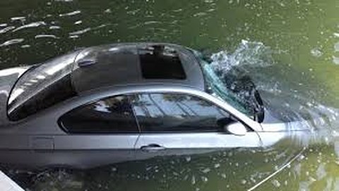 ô tô rơi xuống nước, xe rơi xuống nước, kỹ năng thoát hiểm khi ô tô rơi xuống nước