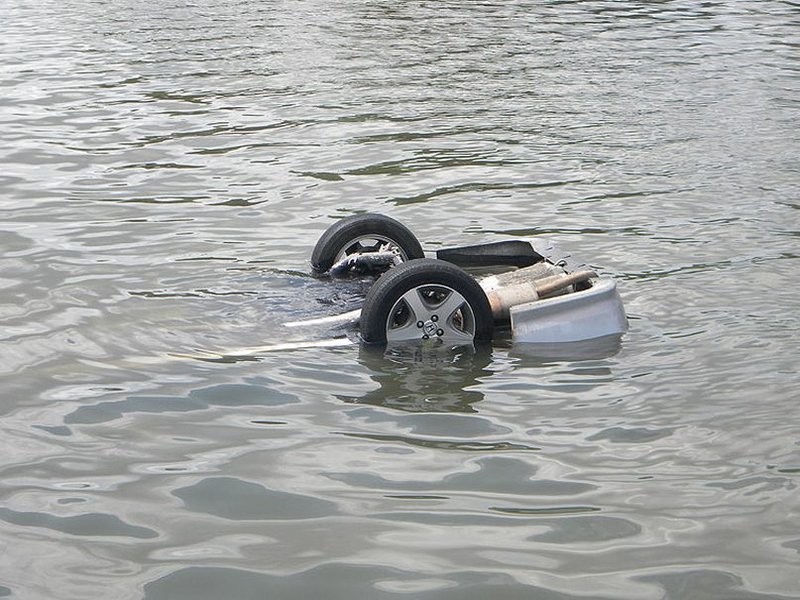 ô tô rơi xuống nước, xe rơi xuống nước, kỹ năng thoát hiểm khi ô tô rơi xuống nước