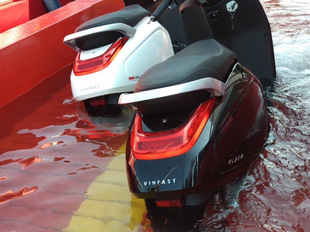 Khả năng lội nước của xe máy điện Vinfast khiến người dùng bất ngờ và ấn tượng.