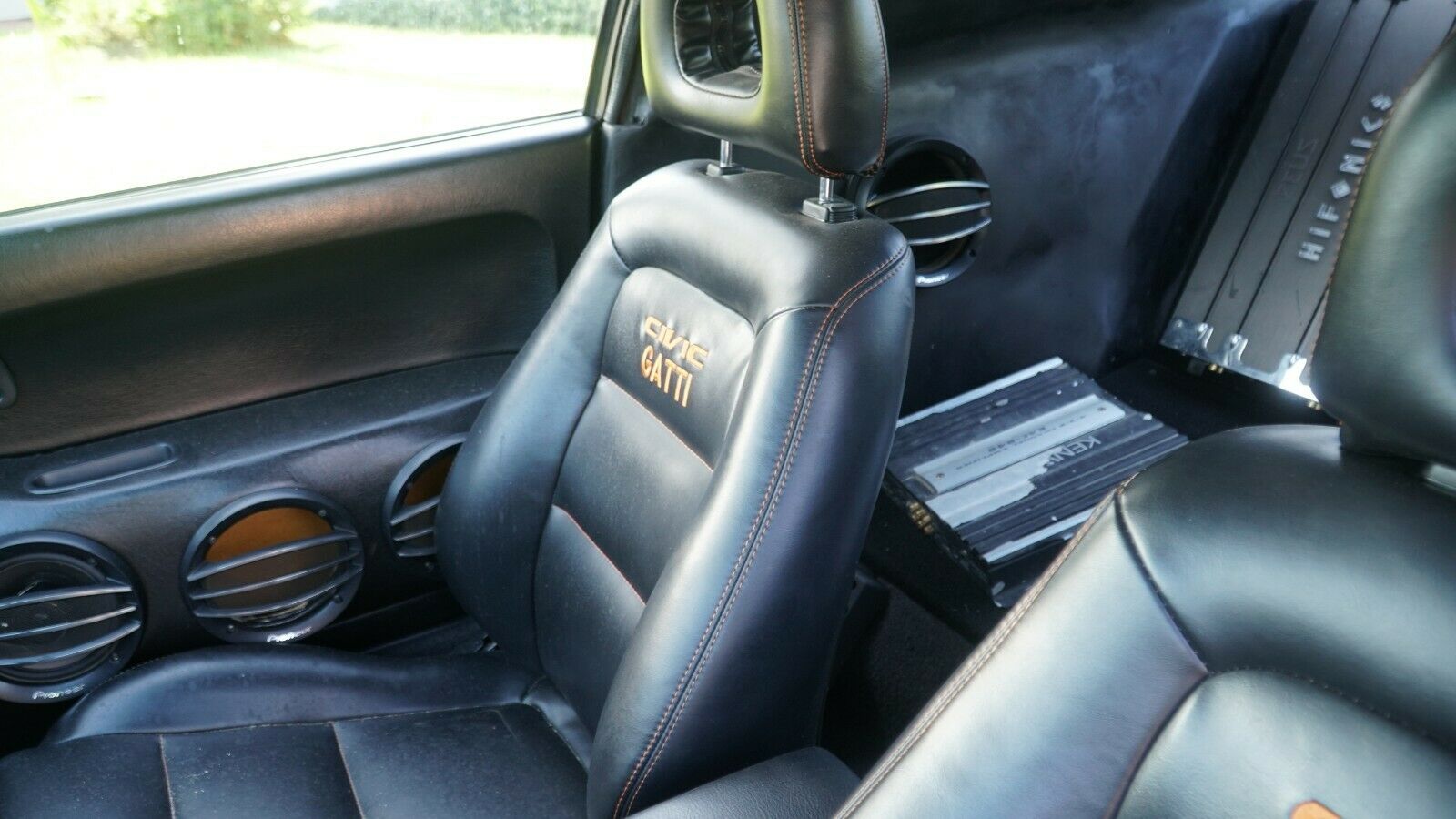 Ghế ngồi bọc da độc đáo với dòng chữ in là sự kết hợp của 2 thương hiệu xe - Civic Gatti.