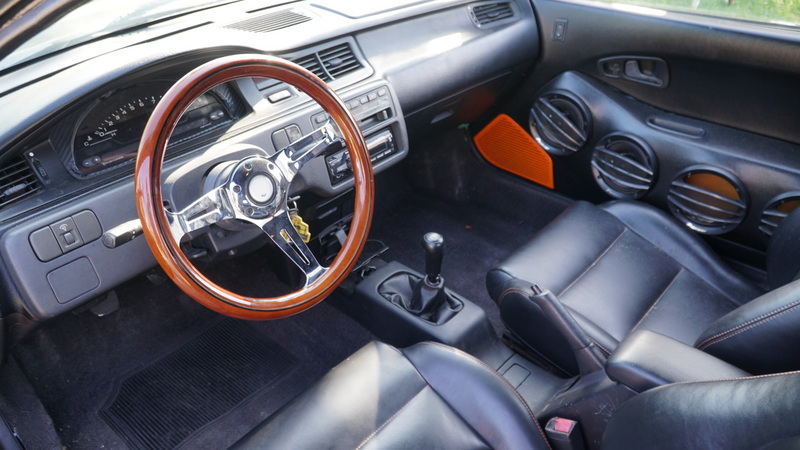 Khoang lái của chiếc siêu xe Honda Civic độ Bugatti Veyron.