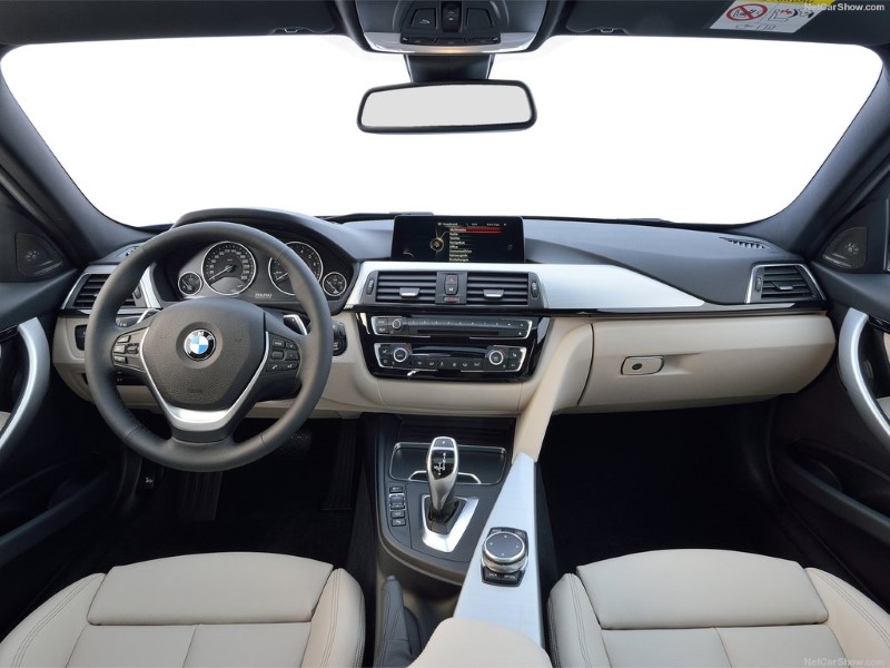 Nội thất của BMW 320i 2020.