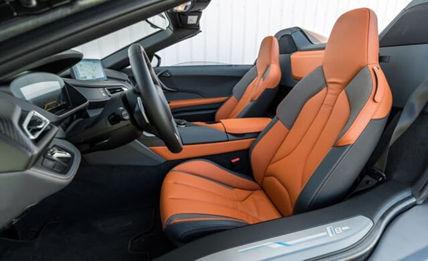 Nội thất của BMW i8 2020 bóng bẩy, tinh tế và sang trọng.