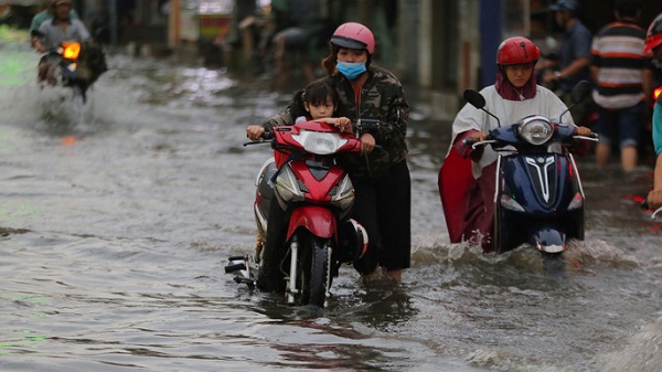 Người điều khiển xe máy nên di chuyển với tốc độ chậm và đều khi đi qua quãng đường ngập lụt.