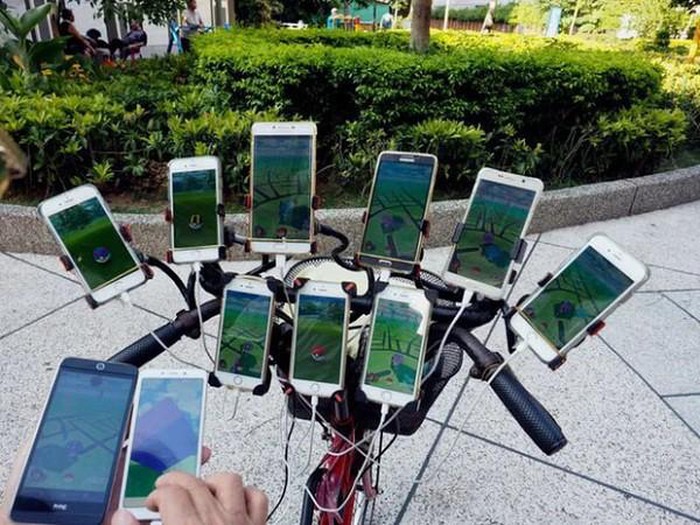 Cụ ông Chen đã từng sở hữu 11 chiếc smartphone gắn trên xe đạp để đi bắt Pokemon