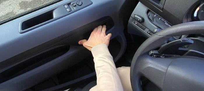 Dùng tay phải để mở cửa xe ô tô khi ngồi ở ghế lái