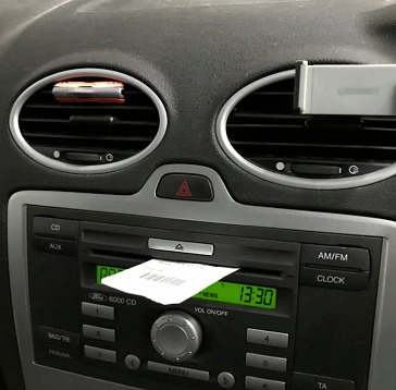 Nhét vé gửi xe vào khe CD trước khi rời khỏi xe