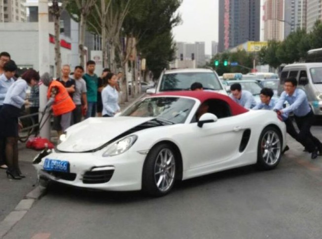 Chiếc Porsche trắng tinh bị nát phần đầu và tông phải đuôi xe của một chiếc Mercedes