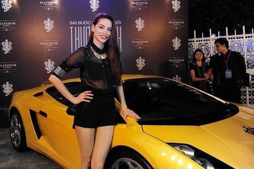Hồ Ngọc Hà bên chiếc Lamborghini Aventador LP700-4 trị giá 20 tỉ đồng