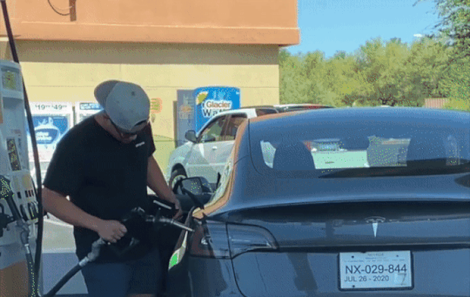 Hài hước: Nam thanh niên loay hoay đổ xăng cho xe ô tô điện