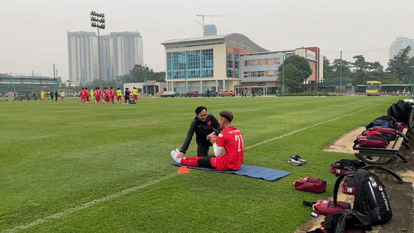 VIDEO: Sao trẻ tài năng của Hà Nội FC tập riêng trước trận đối đầu ĐTQG