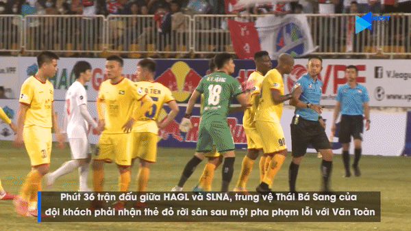 VIDEO: SLNA phản ứng gay gắt với tấm thẻ đỏ của tuyển thủ U22 Việt Nam