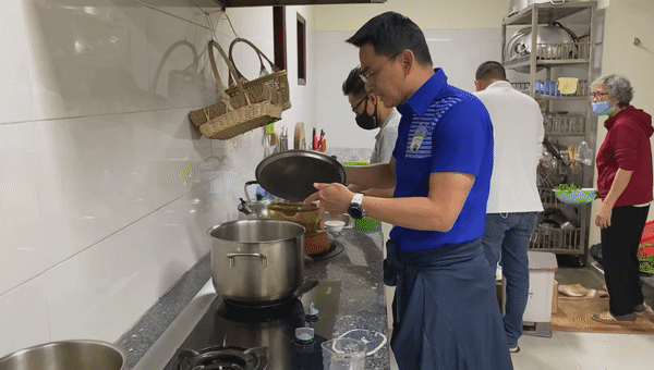 VIDEO: Kiatisak trổ tài nấu ăn siêu đỉnh tại nhà bầu Đức
