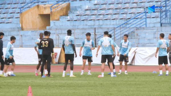 VIDEO: Thành Chung 'tấu hài' trong buổi tập của Hà Nội FC