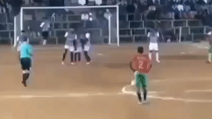 VIDEO: Cầu thủ sút phạt ghi bàn từ giữa sân với quỹ đạo 'siêu dị'