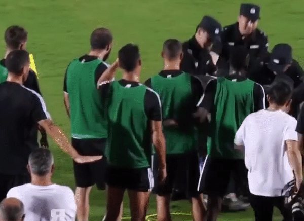 VIDEO: Cristiano Ronaldo 'cà khịa' nhân viên an ninh cực mạnh