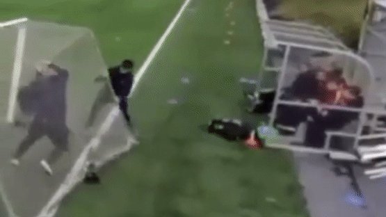 VIDEO: Cầu môn bị gió thổi bay khi trận đấu đang diễn ra