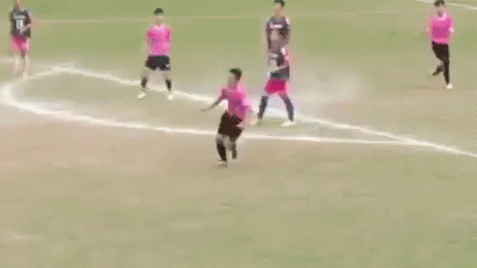 VIDEO: Cầu thủ Trung Quốc khóc thét vì đá mãi không trúng bóng