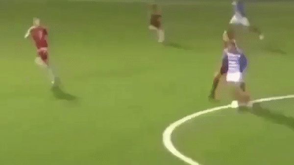 VIDEO: Hậu vệ tranh thủ biểu diễn skill nhân lúc đồng đội bị triệt hạ