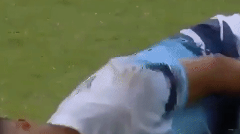 VIDEO: Chán đá bóng, cầu thủ đôi bên lao vào nhau như 'hổ vồ mồi'