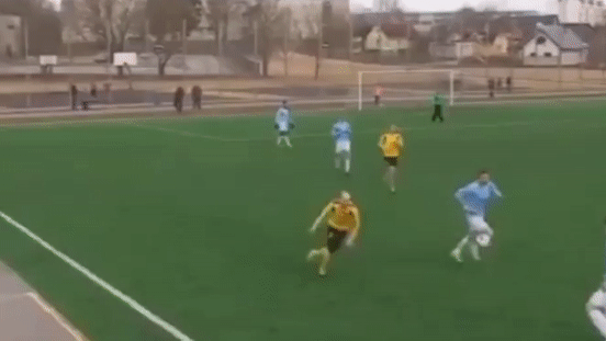 VIDEO: Cầu thủ tung cước sút 'nhấc người' đối thủ khi tranh bóng